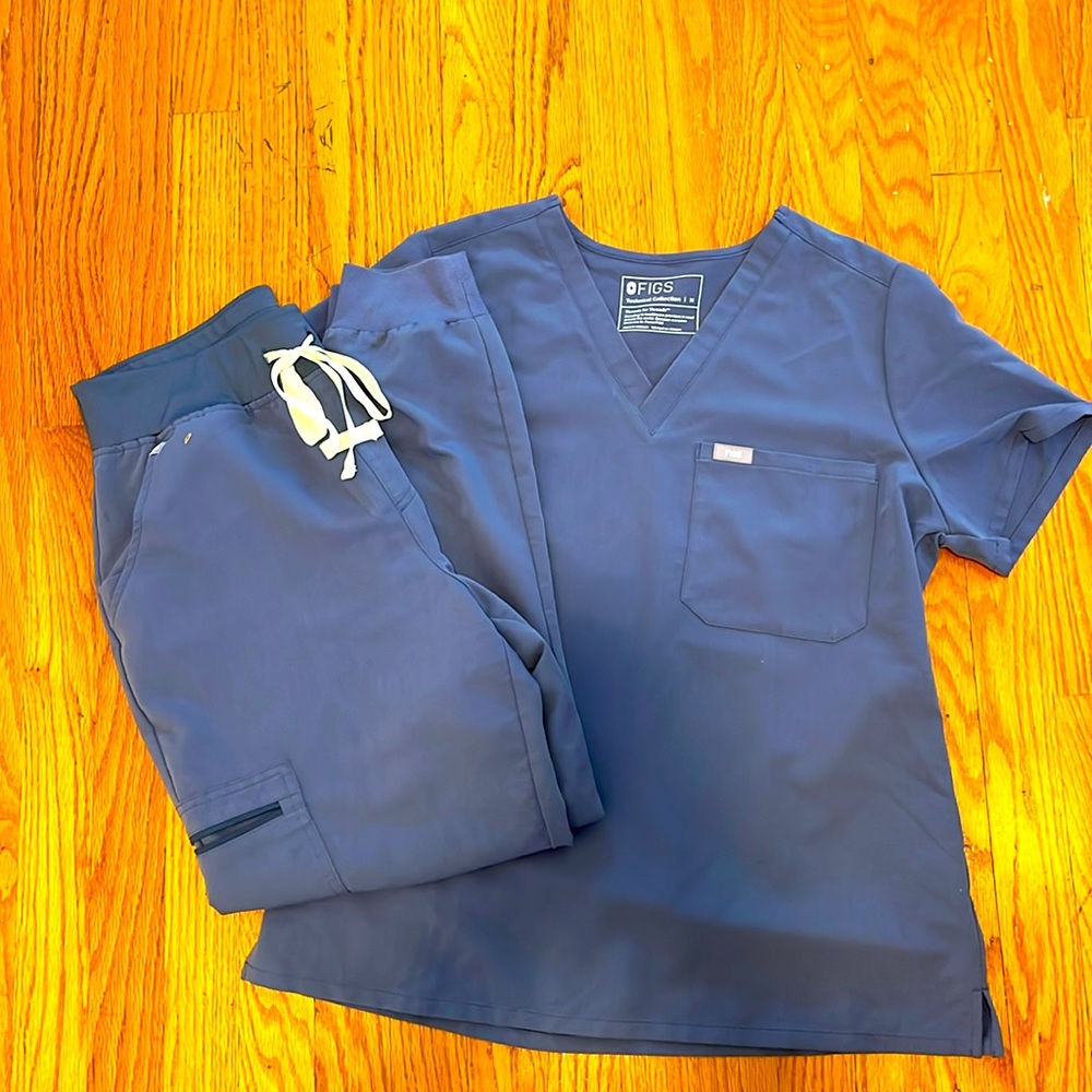 FIGS Petite Women’s Jogger Scrub Set